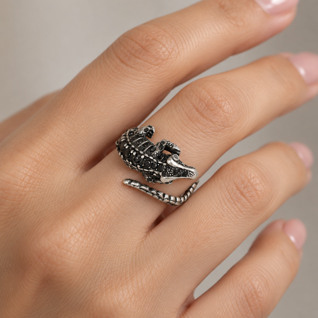 ANEL DARK FULL CROCODILO COM ZIRCÔNIAS PRETAS