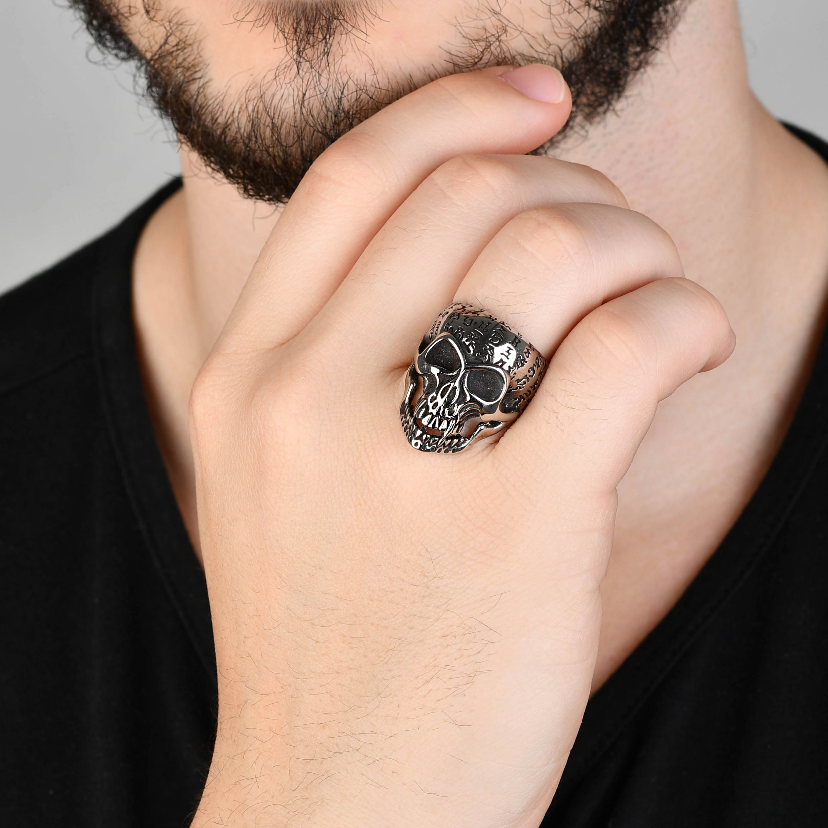 ANEL SOFT DARK CAVEIRA COM DETALHE BLACK
