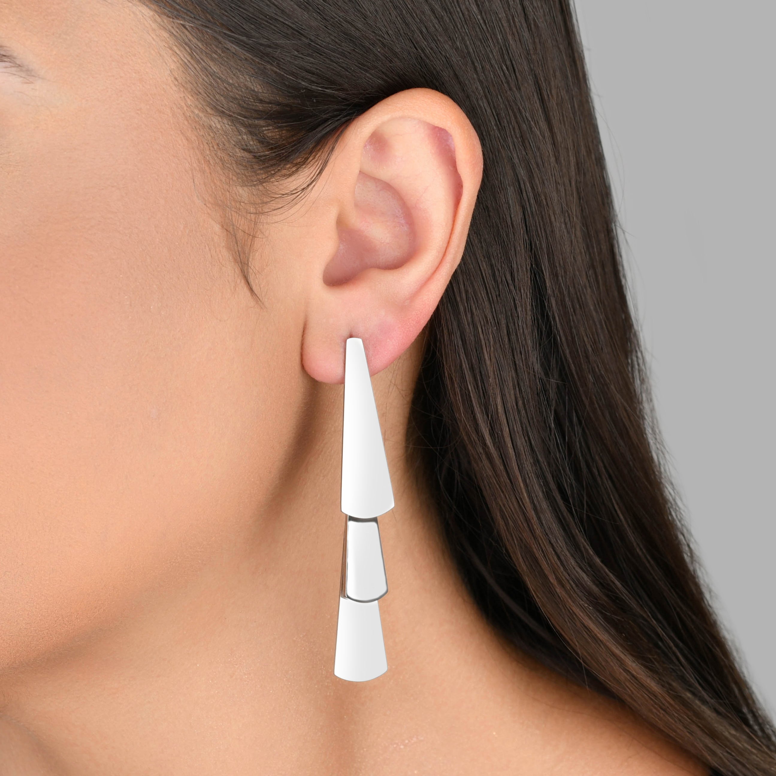 BRINCO GEOMETRIC EM CASCATA PENDENTES TRIÂNGULARES ARREDONDADOS