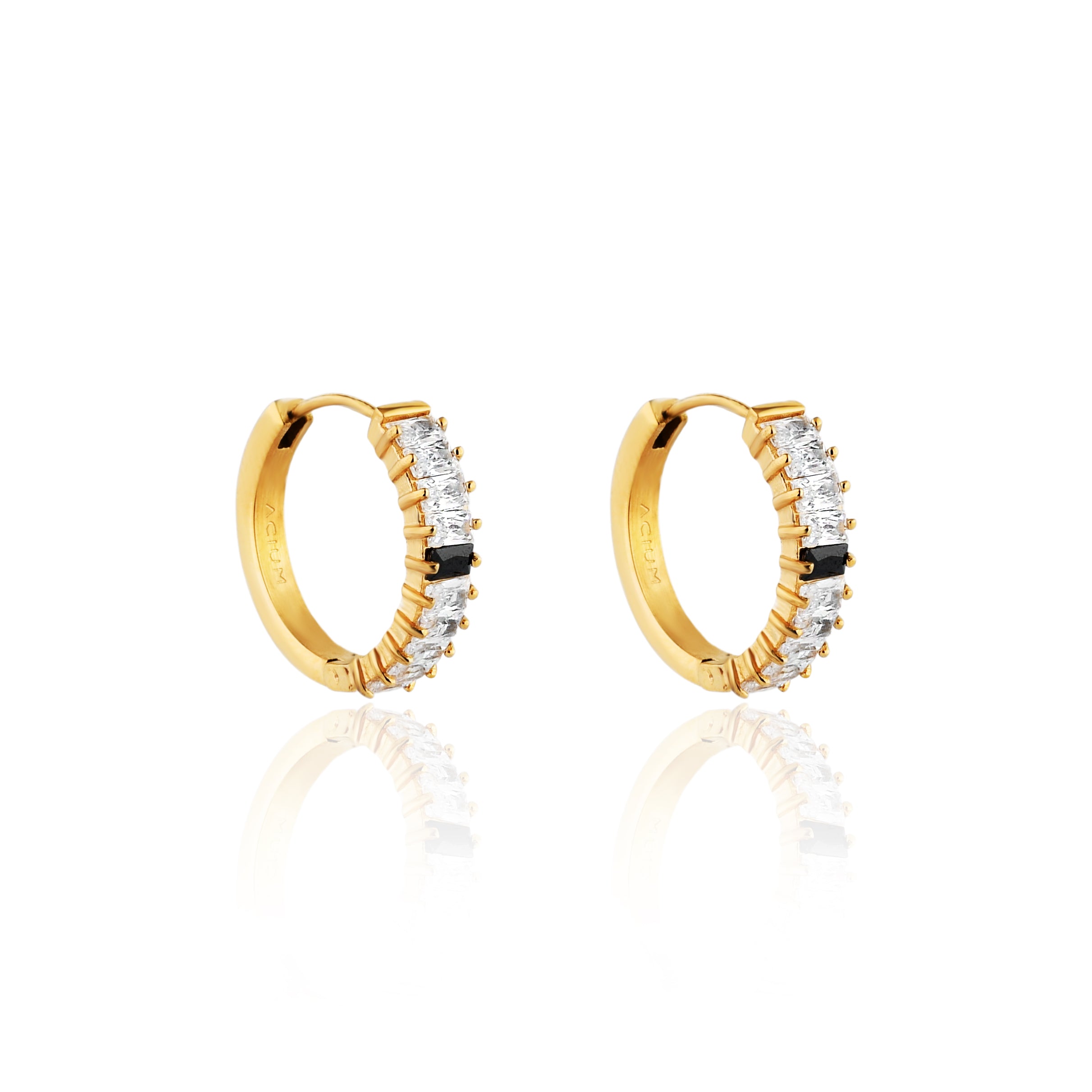 BRINCO GLOW ARGOLA COM ZIRCÔNIAS BRANCAS E UMA PRETA