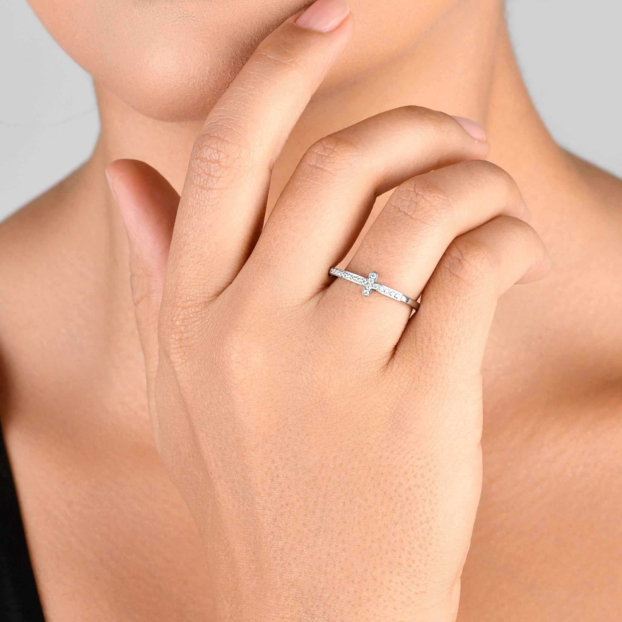 ANEL GLOW MEIA ALIANÇA CRUZ COM ZIRCÔNIAS