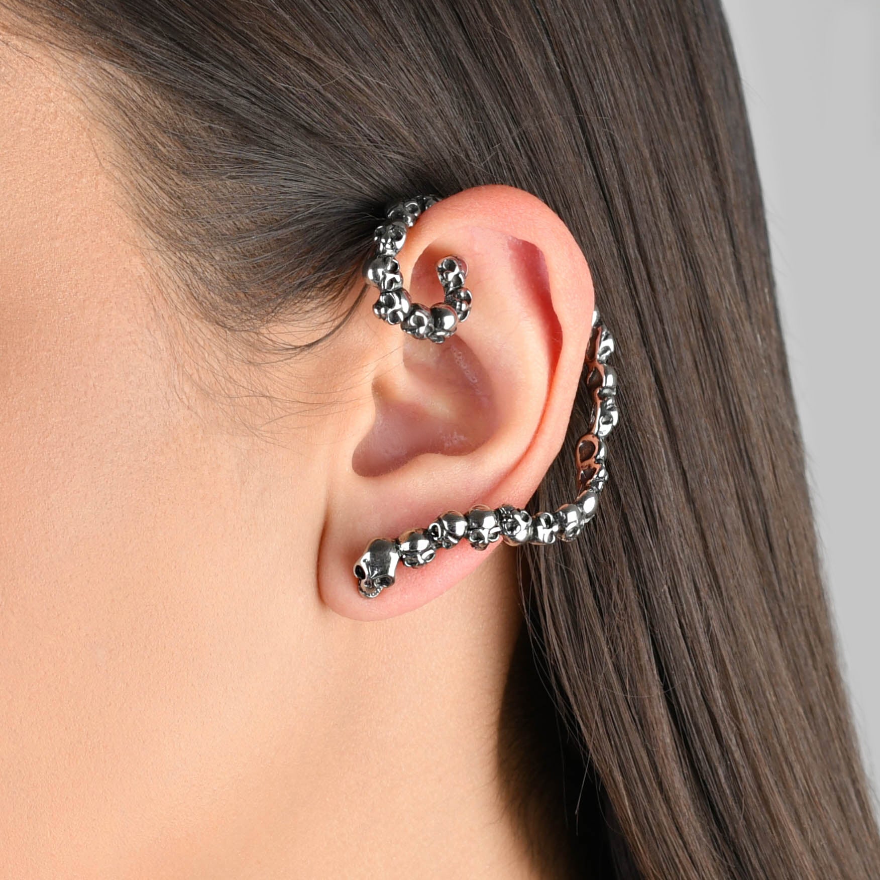 BRINCO SOFT DARK EAR CUFF UNITÁRIO CAVEIRAS AÇO COM DETALHES BLACK